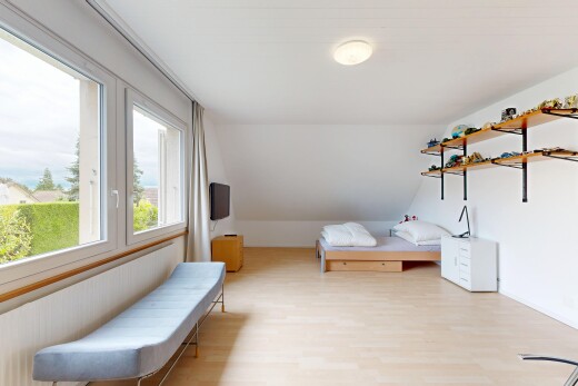chambre avec inside property, wood finish floor, sol en finition bois, vaulted ceiling, et plafond voûté