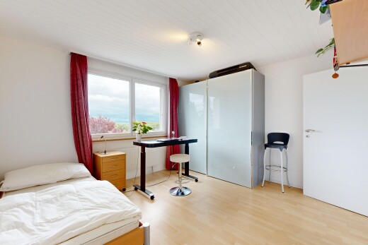 chambre avec natural light, lumière naturelle, drywall, cloison sèche, et wood finish floor