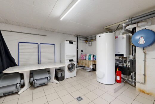 buanderie avec chauffe-eau, lave-linge et sèche-linge superposés, inside property, light floor, et réservoir d'expansion d'eau