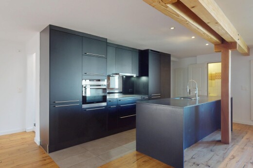 küche mit holzfußboden, gipskartonwand, waschbecken, ofen, und schränke mit flachen paneelen