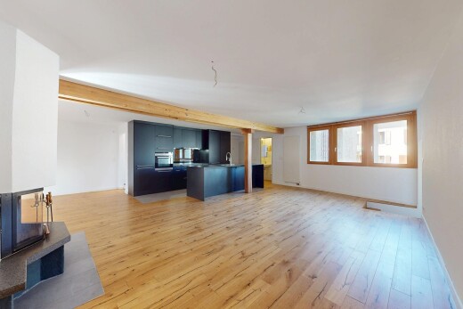 wohnzimmer mit holzfußboden, gipskartonwand, und natürliches licht