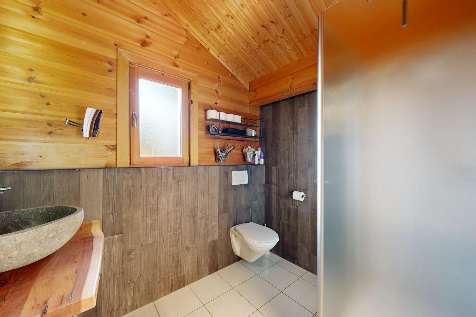 bad mit holzwand, wood wall, dachschräge, vaulted ceiling, und dated wood wall