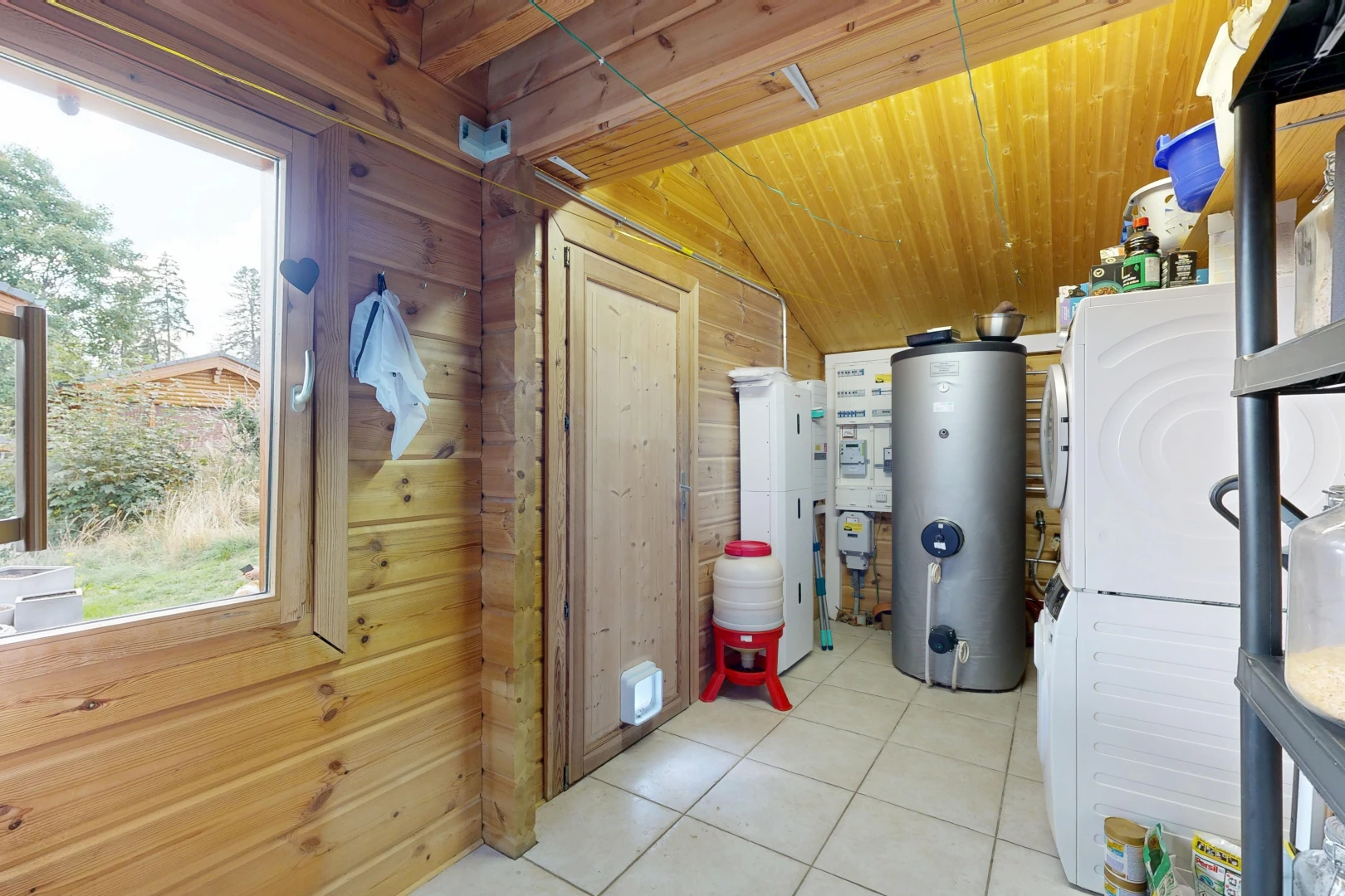 wäschekammer mit wasserkocher, vaulted ceiling, dachschräge, tile floor, und fliesenboden