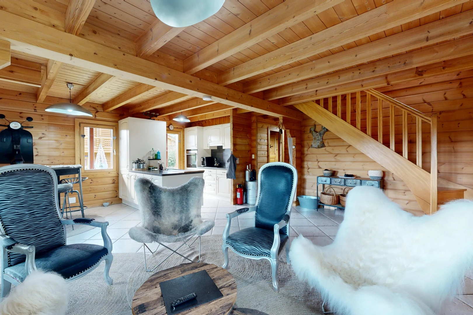 wohnzimmer mit beamed ceiling, balkendecke, treppen, wood wall, und holzwand