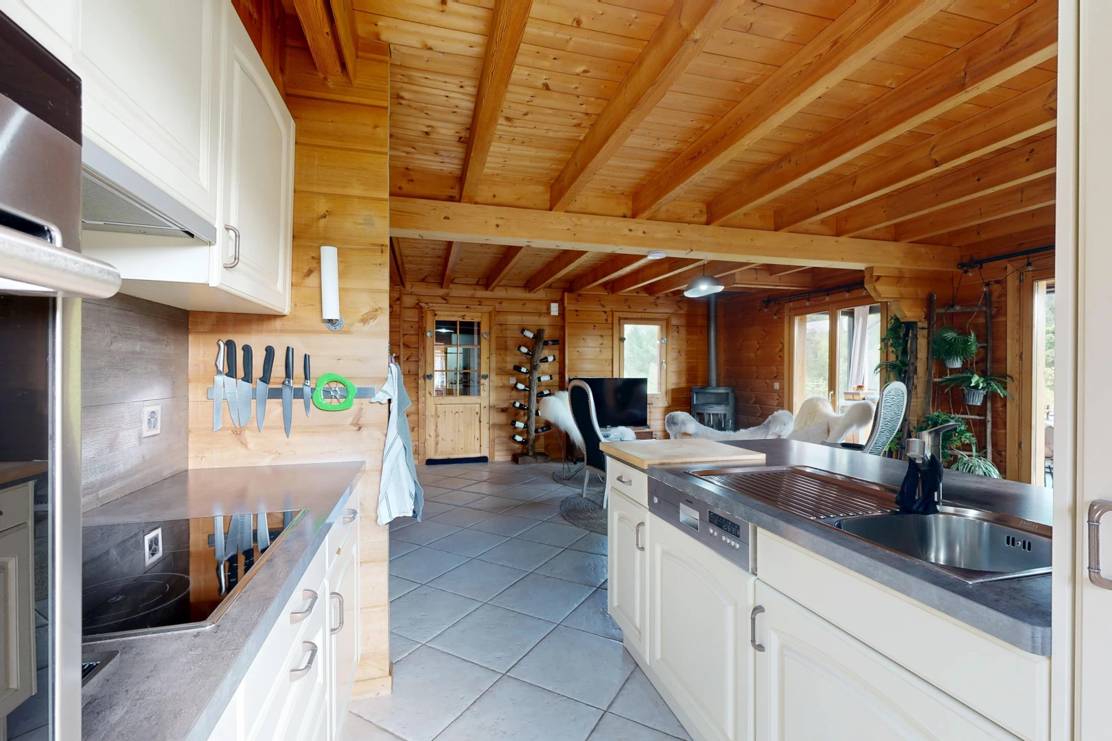 küche mit bogenförmige schränke, arched cabinets, weiße schränke, white cabinets, und balkendecke
