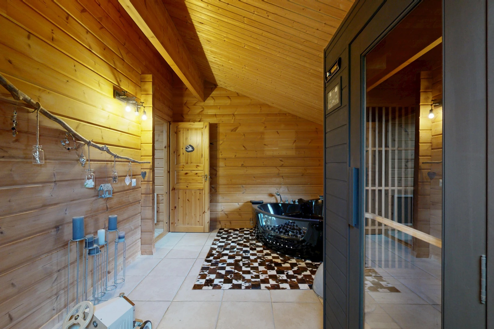 halle / korridor mit holzwand, wood wall, dachschräge, vaulted ceiling, und high end ceiling