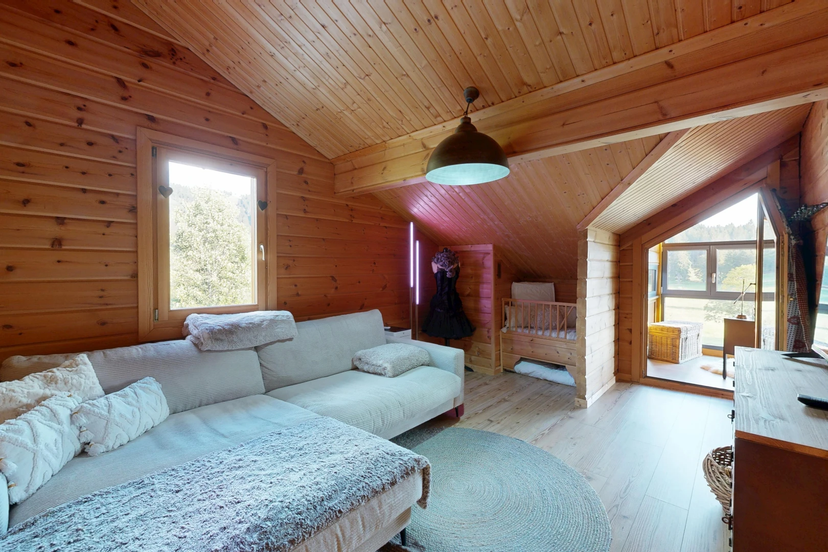 wohnzimmer mit dachschräge, vaulted ceiling, holzdecke, wood ceiling, und holzwand