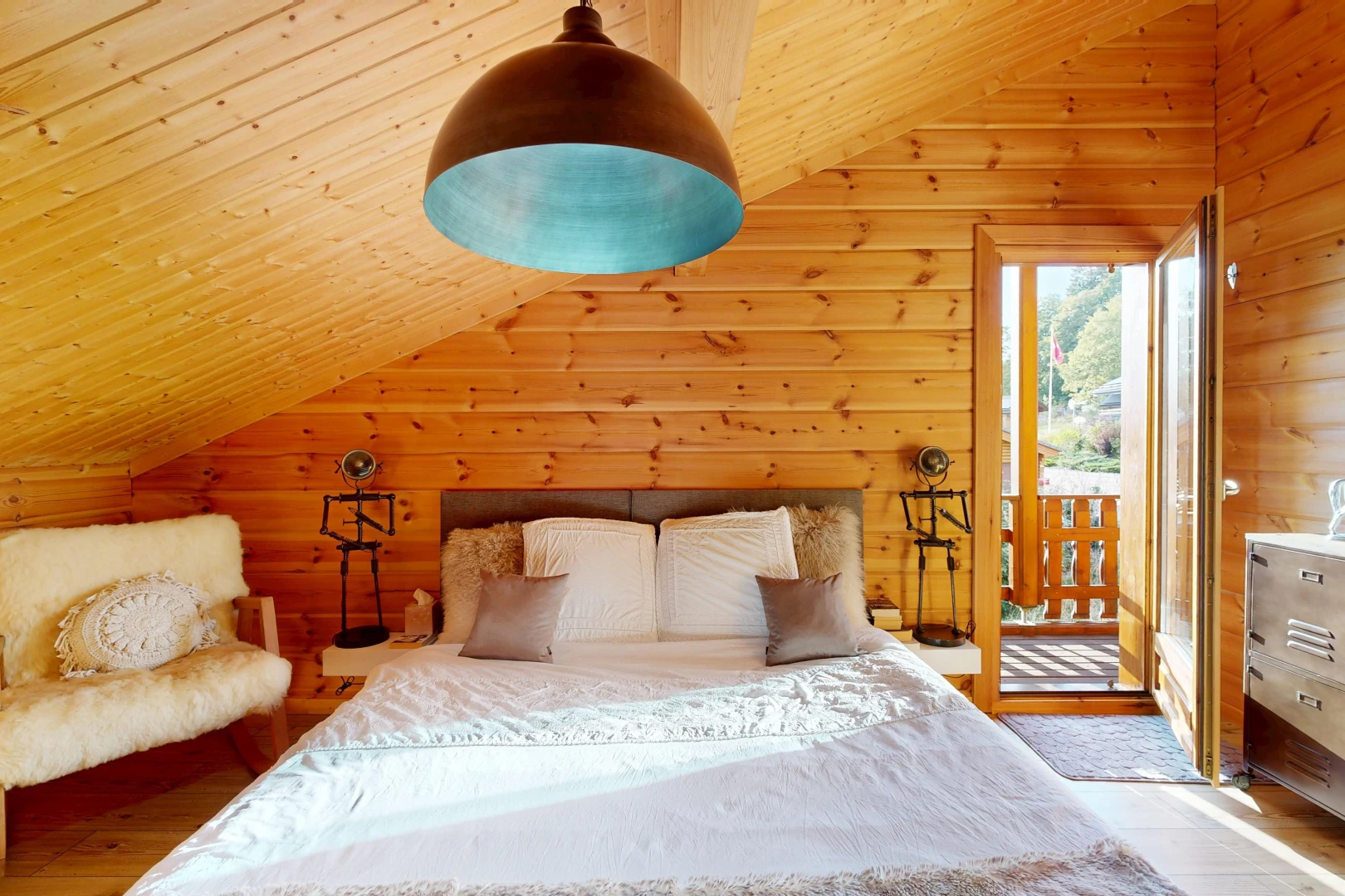 zimmer / schlafzimmer mit vaulted ceiling, dachschräge, wood wall, holzwand, und außenzugang
