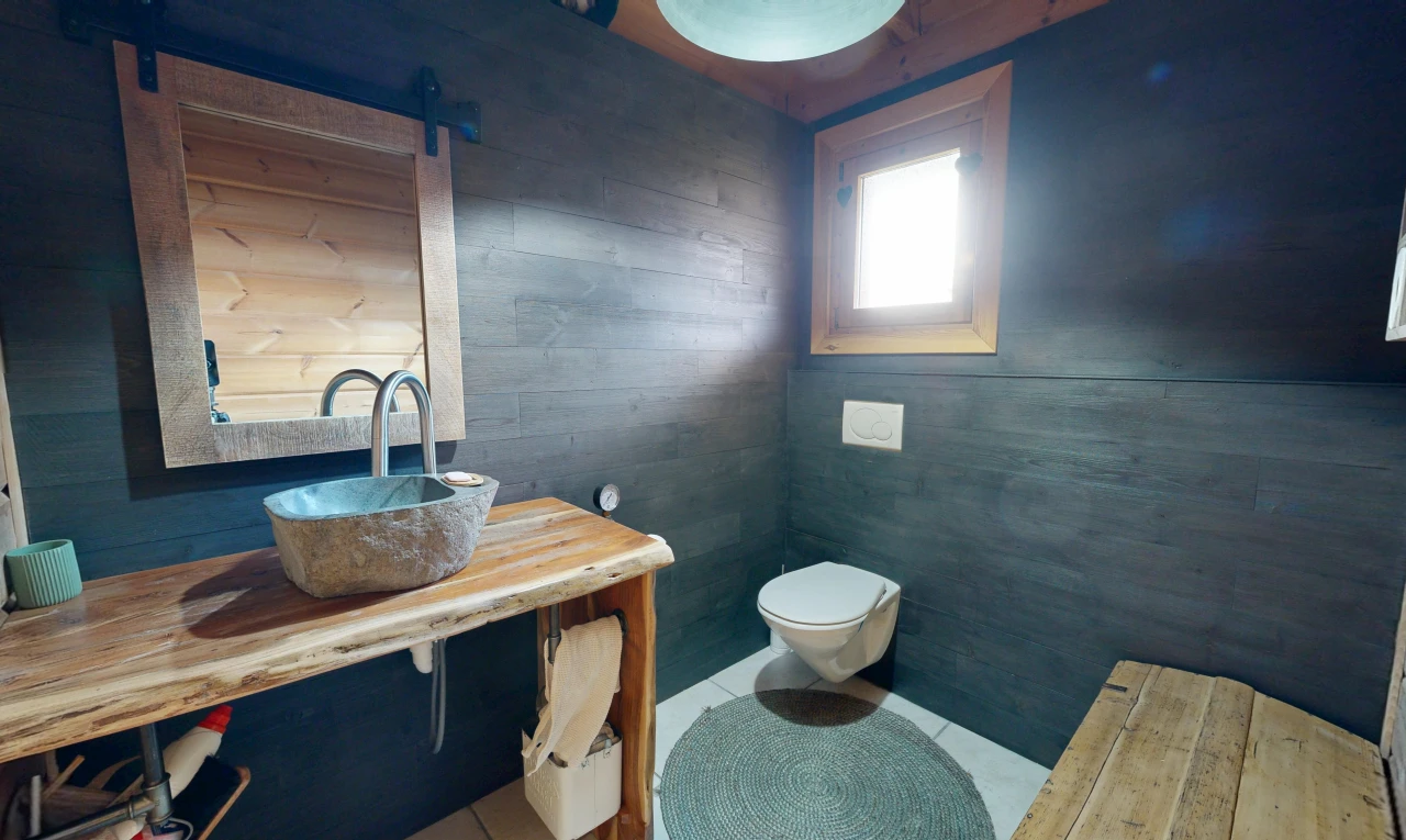 bad mit waschbecken, inside property, spiegel, schminktisch, und fliesenboden