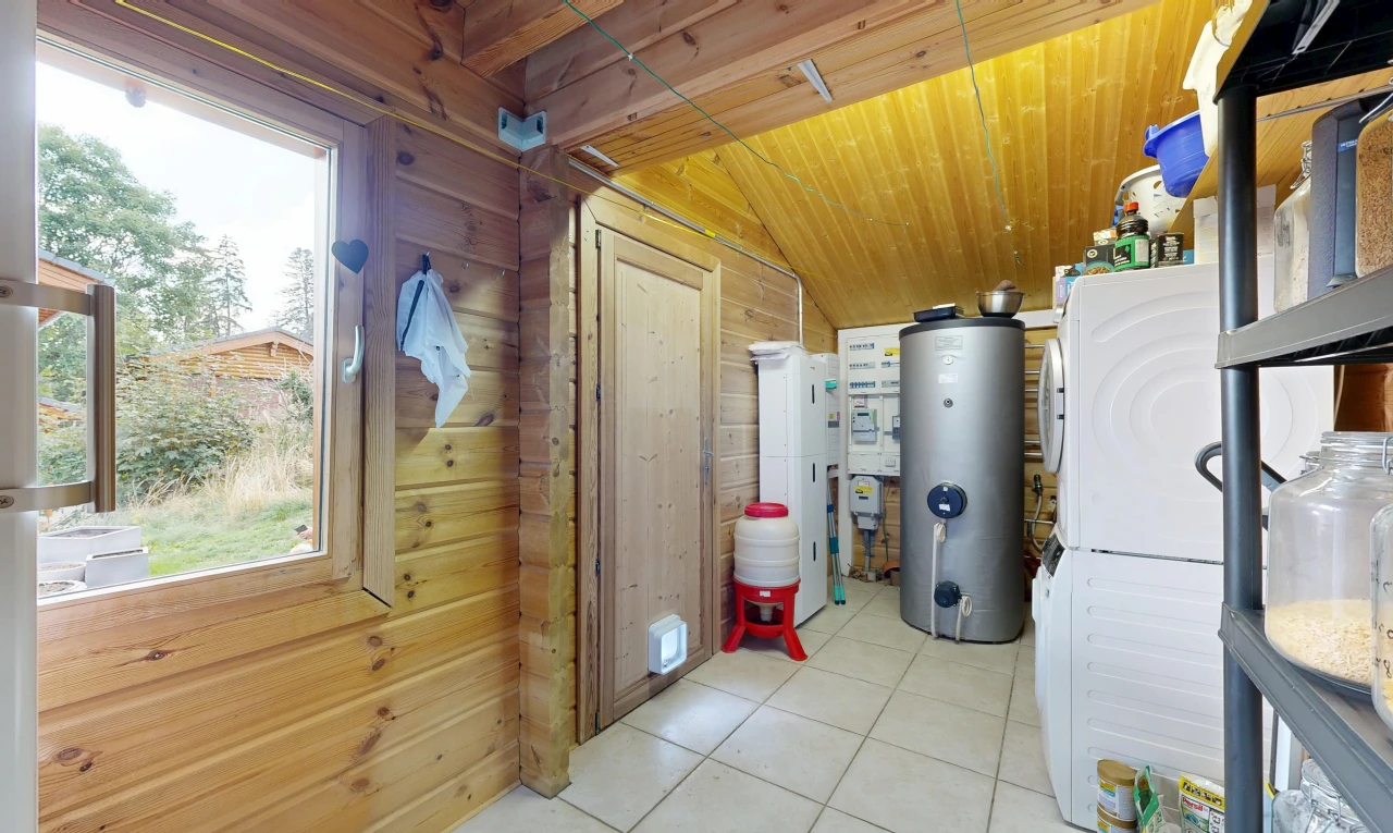 wäschekammer mit wasserkocher, vaulted ceiling, dachschräge, tile floor, und fliesenboden