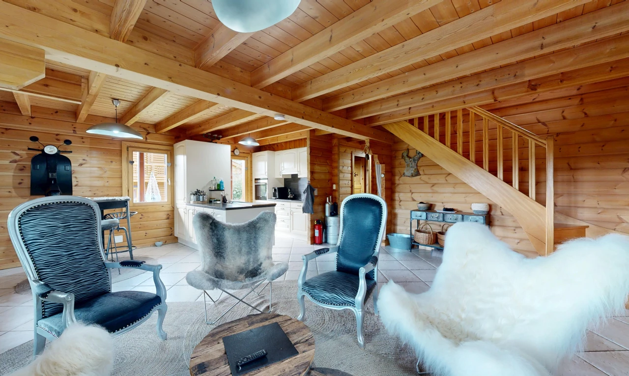 wohnzimmer mit beamed ceiling, balkendecke, treppen, wood wall, und holzwand