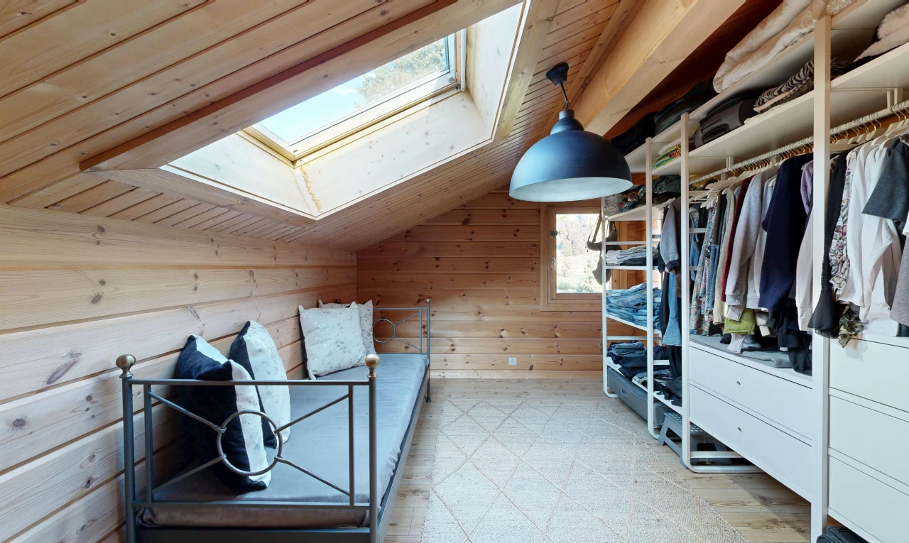 begehbarer kleiderschrank mit dachfenster, dachschräge, vaulted ceiling, pendelleuchte, und niedrige decke