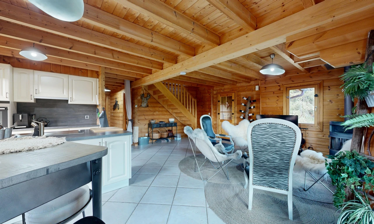 esszimmer mit pendelleuchte, balkendecke, beamed ceiling, treppen, und high end ceiling