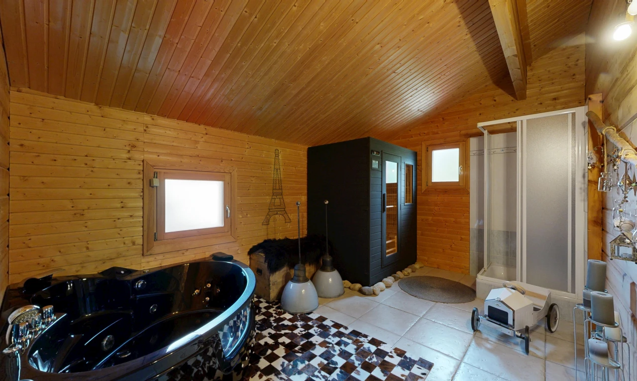 bad mit komplettes badezimmer, vaulted ceiling, dachschräge, bad, und wood wall
