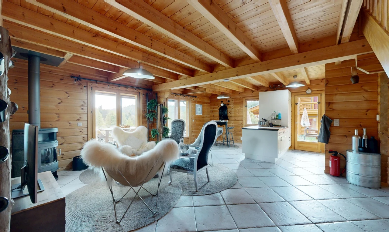 esszimmer mit holzofen, wood wall, holzwand, beamed ceiling, und balkendecke