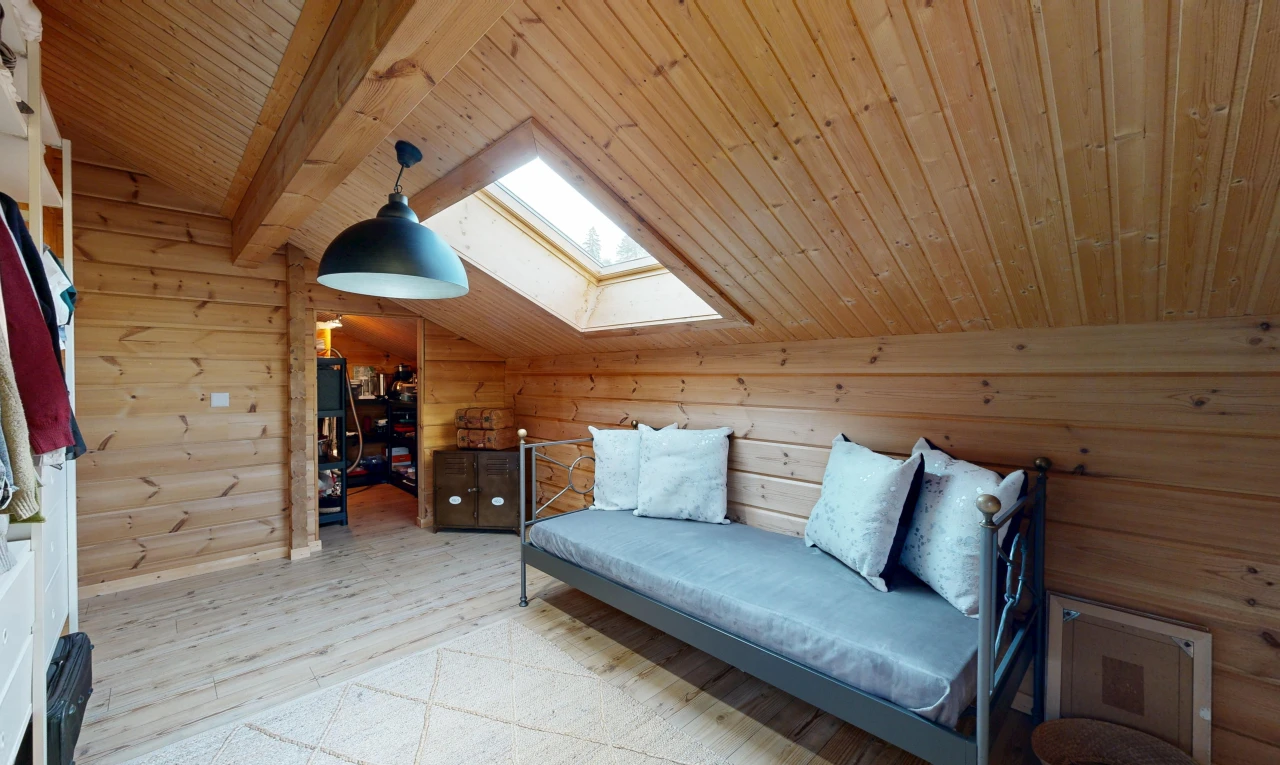 wohnzimmer mit dachfenster, vaulted ceiling, dachschräge, pendelleuchte, und wood finish floor