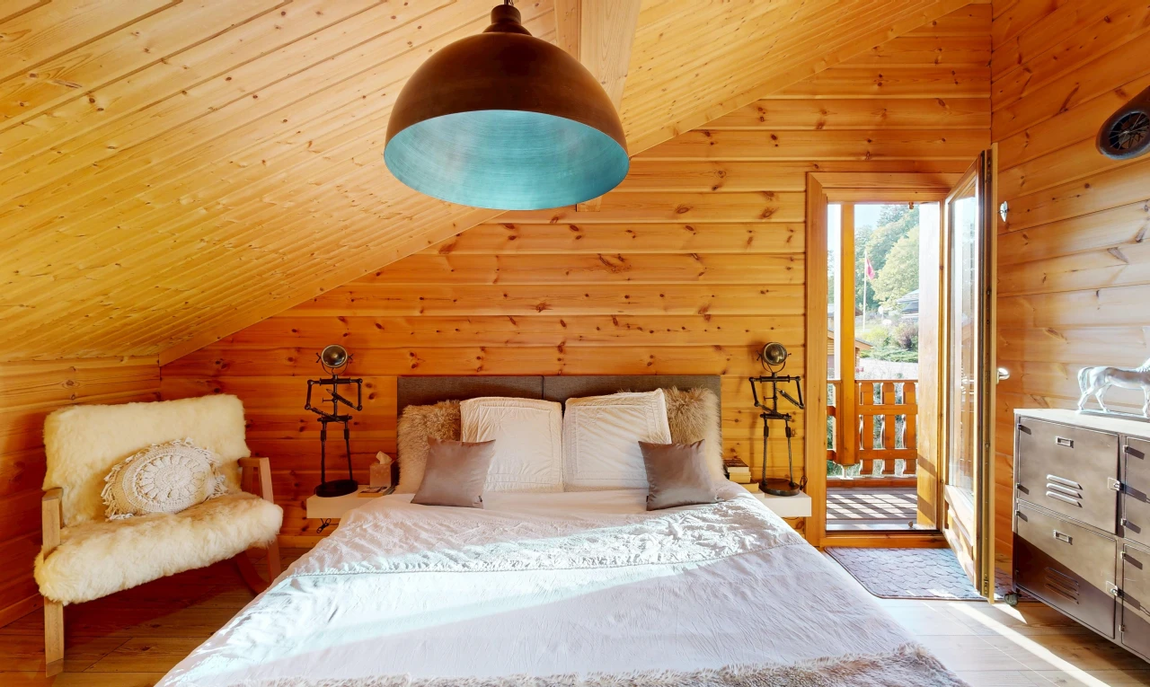 zimmer / schlafzimmer mit vaulted ceiling, dachschräge, wood wall, holzwand, und außenzugang