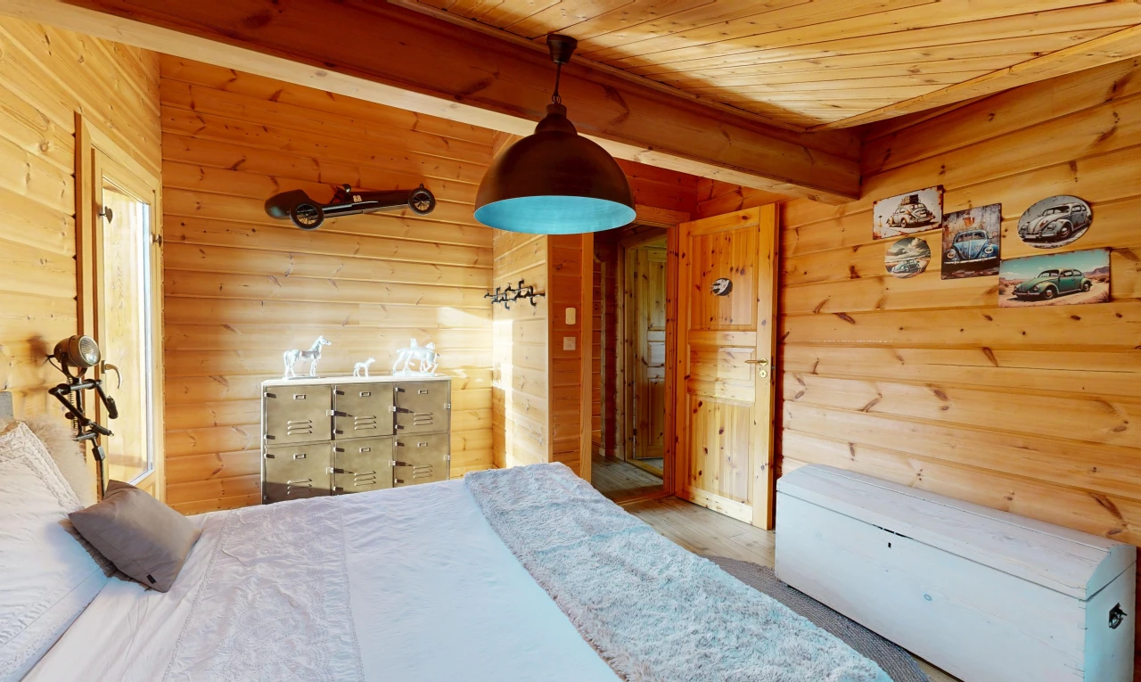 zimmer / schlafzimmer mit pendelleuchte, wood ceiling, holzdecke, wood wall, und holzwand