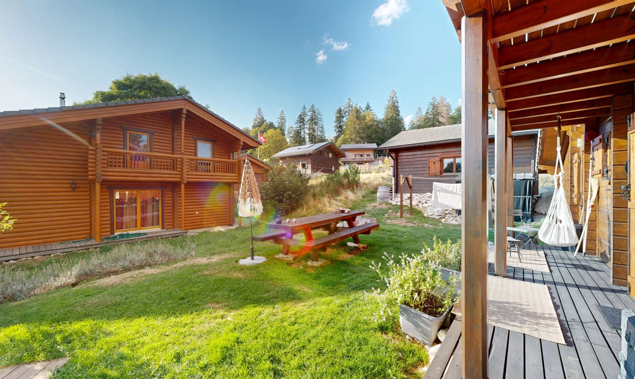 garten mit rasen, deck, from property, und day time