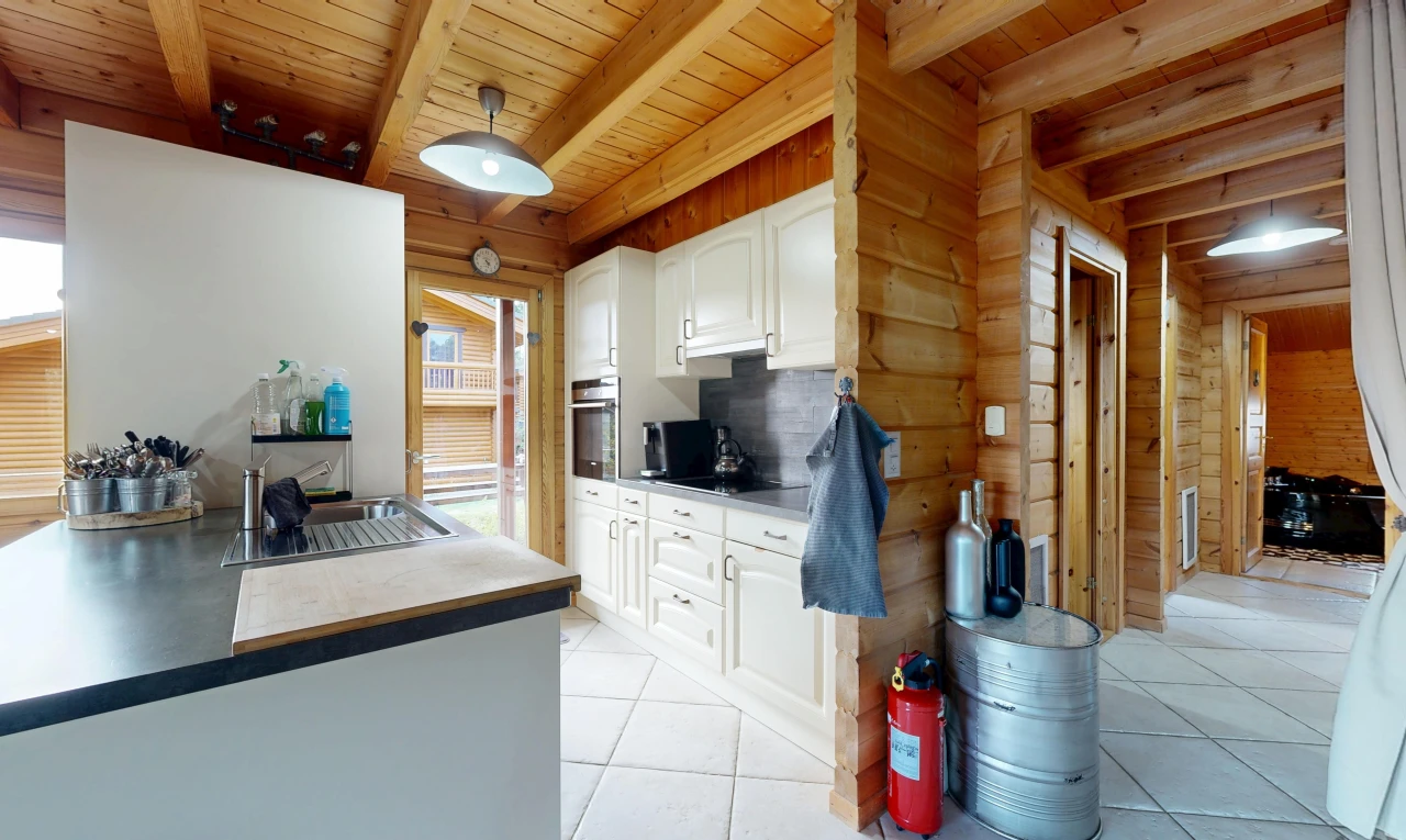 küche mit light floor, hochgezogene schränke, raised cabinets, balkendecke, und beamed ceiling