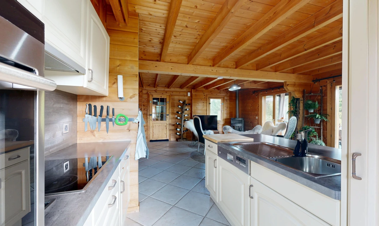 küche mit bogenförmige schränke, arched cabinets, weiße schränke, white cabinets, und balkendecke