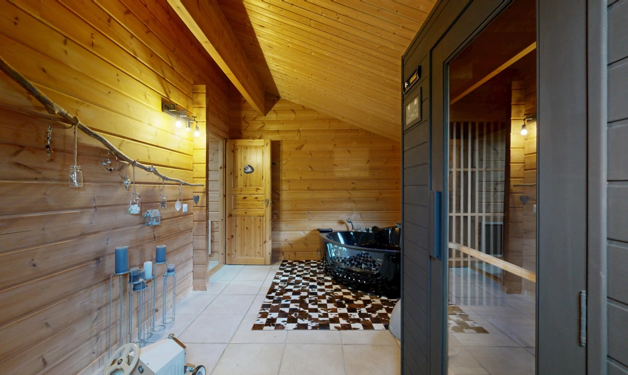 halle / korridor mit holzwand, wood wall, dachschräge, vaulted ceiling, und high end ceiling