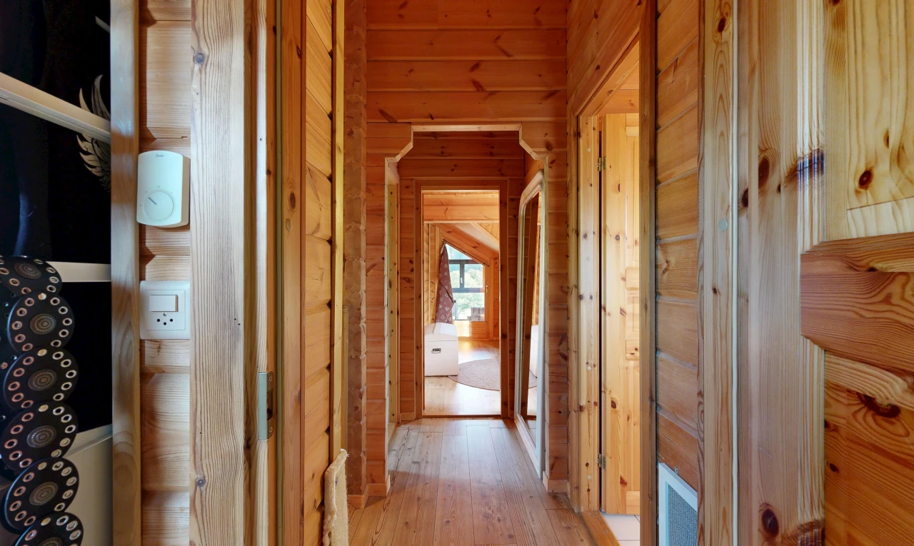 halle / korridor mit wood wall, holzwand, hardwood floor, wood finish floor, und holzfußboden