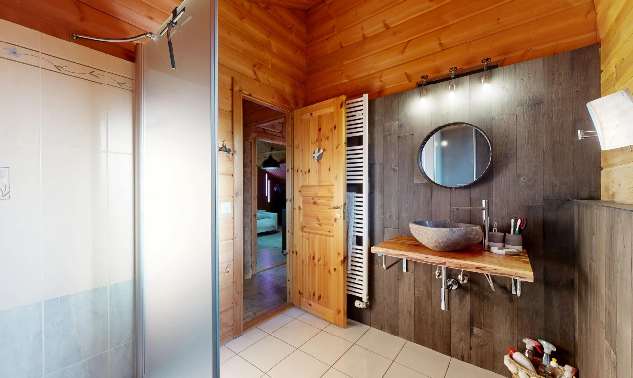 bad mit spiegel, waschbecken, komplettes badezimmer, tile floor, und fliesenboden