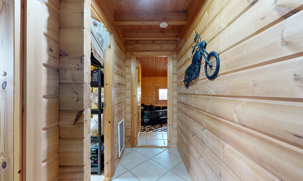 halle / korridor mit sauna, wood wall, holzwand, inside property, und tile floor