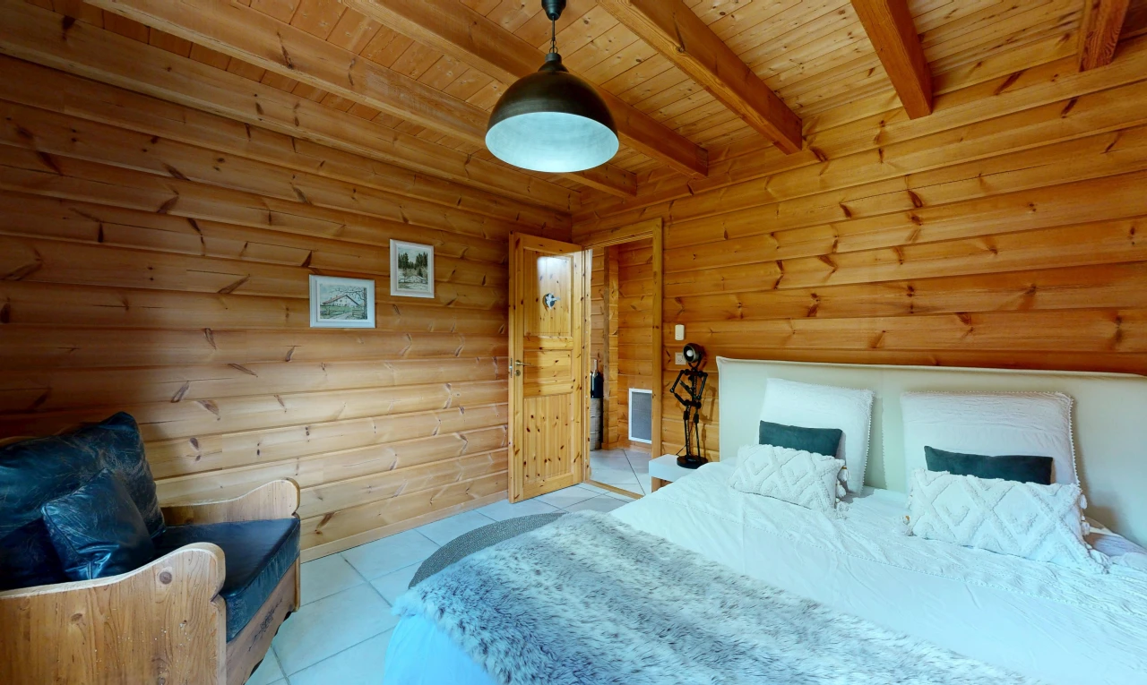 zimmer / schlafzimmer mit pendelleuchte, beamed ceiling, balkendecke, high end ceiling, und wood ceiling