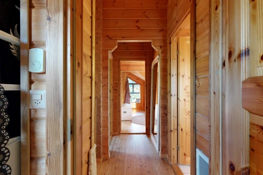 halle / korridor mit wood wall, holzwand, hardwood floor, wood finish floor, und holzfußboden