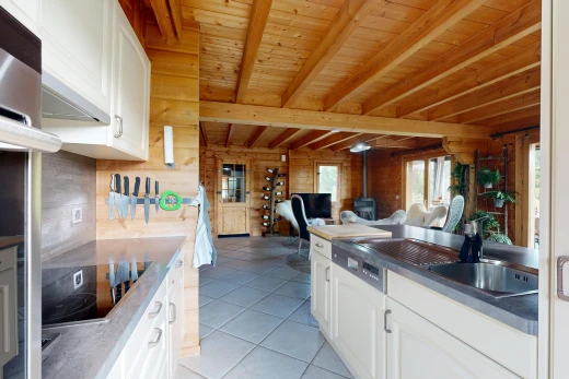küche mit bogenförmige schränke, arched cabinets, weiße schränke, white cabinets, und balkendecke