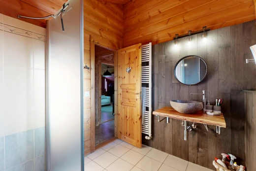 bad mit spiegel, waschbecken, komplettes badezimmer, tile floor, und fliesenboden