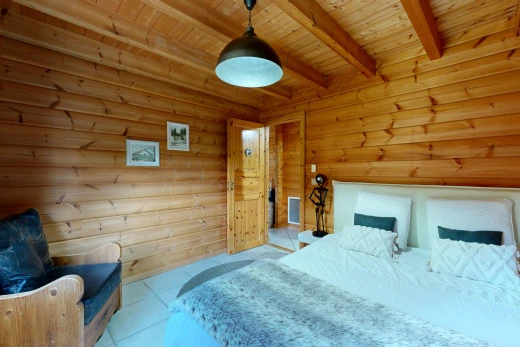 zimmer / schlafzimmer mit pendelleuchte, beamed ceiling, balkendecke, high end ceiling, und wood ceiling