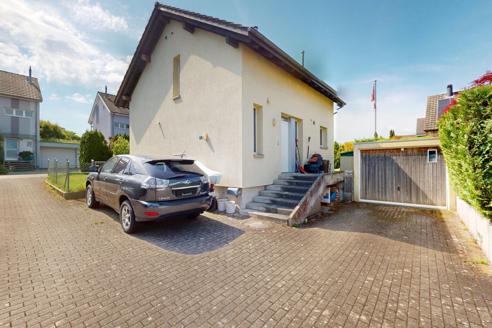 außenansicht mit day time, property visible, vortreppe, und stuckverkleidung