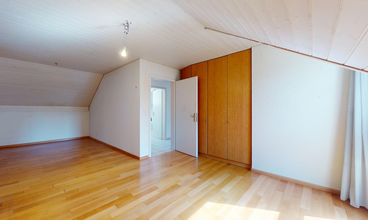 leerer raum mit zusätzliches zimmer, wood finish floor, holzfußboden, inside property, und drywall