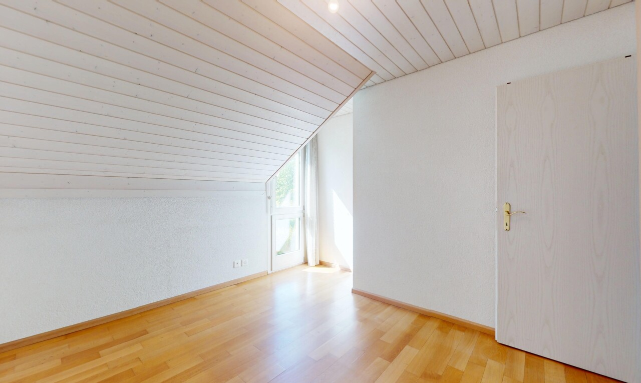 leerer raum mit natural light, natürliches licht, vaulted ceiling, dachschräge, und inside property