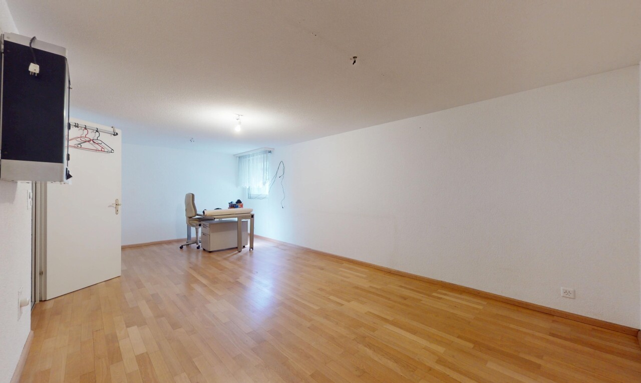 leerer raum mit holzfußboden, wood finish floor, inside property, gipskartonwand, und drywall