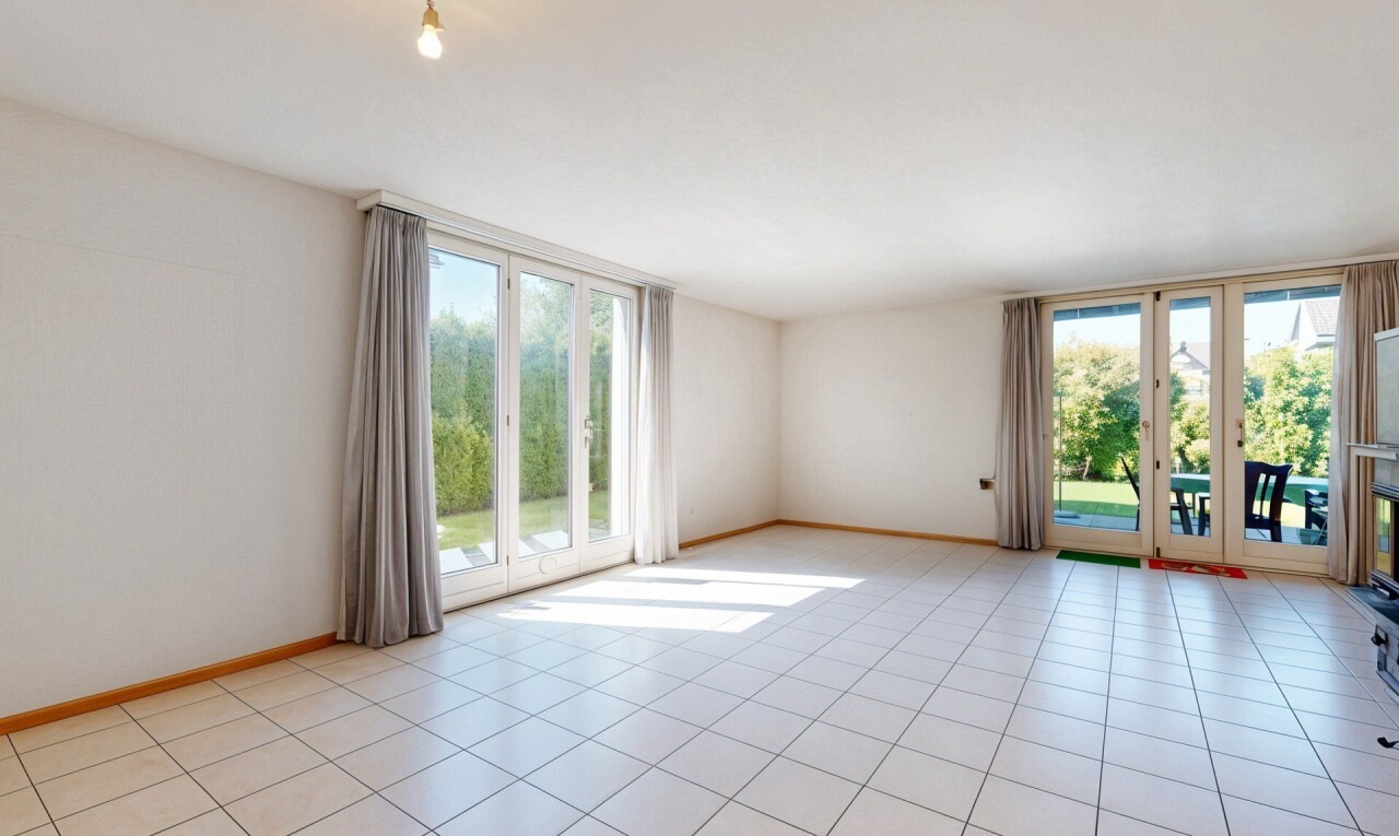 leerer raum mit inside property, natural light, natürliches licht, tile floor, und fliesenboden