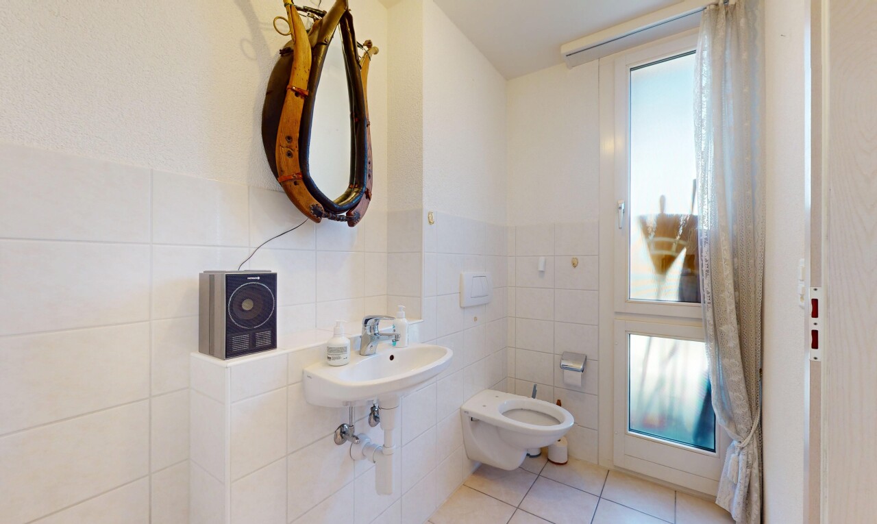 bad mit toilette, inside property, natürliches licht, natural light, und fliesenboden