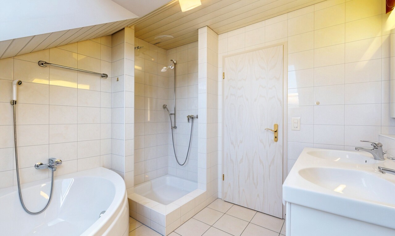 bad mit tile floor, fliesenboden, tile wall, fliesenwand, und dusche