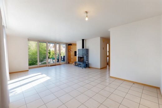 wohnzimmer mit natürliches licht, natural light, holzofen, gipskartonwand, und drywall