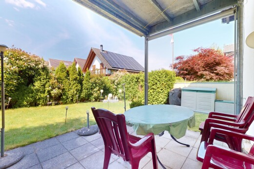 terrasse mit terrasse, rasen, day time, und from property