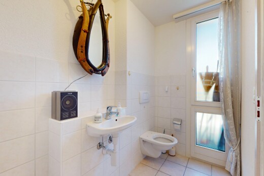 bad mit toilette, inside property, natürliches licht, natural light, und fliesenboden