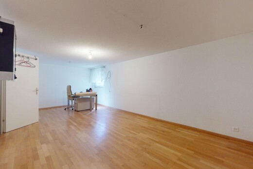 leerer raum mit holzfußboden, wood finish floor, inside property, gipskartonwand, und drywall