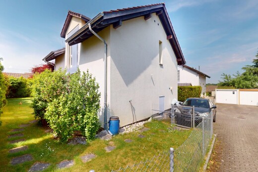 außenansicht mit property visible, stuckverkleidung, zaun, freistehende garage, und day time