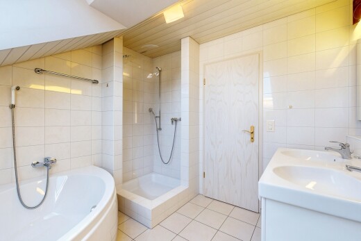 bad mit tile floor, fliesenboden, tile wall, fliesenwand, und dusche