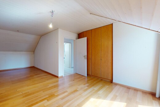 leerer raum mit zusätzliches zimmer, wood finish floor, holzfußboden, inside property, und drywall