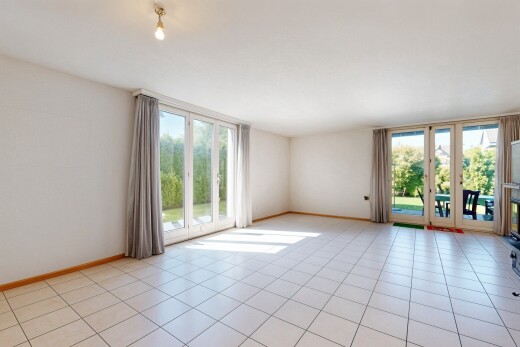leerer raum mit inside property, natural light, natürliches licht, tile floor, und fliesenboden