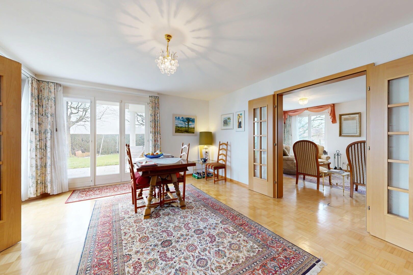 salle à manger avec cloison sèche, drywall, sol en finition bois, wood finish floor, et portes-fenêtres